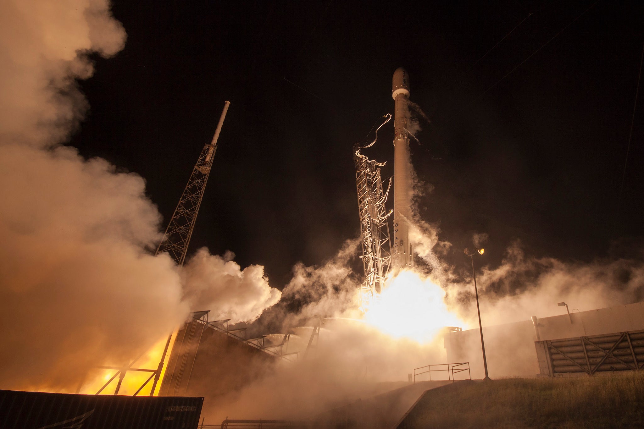 space race spacex falcon heavy