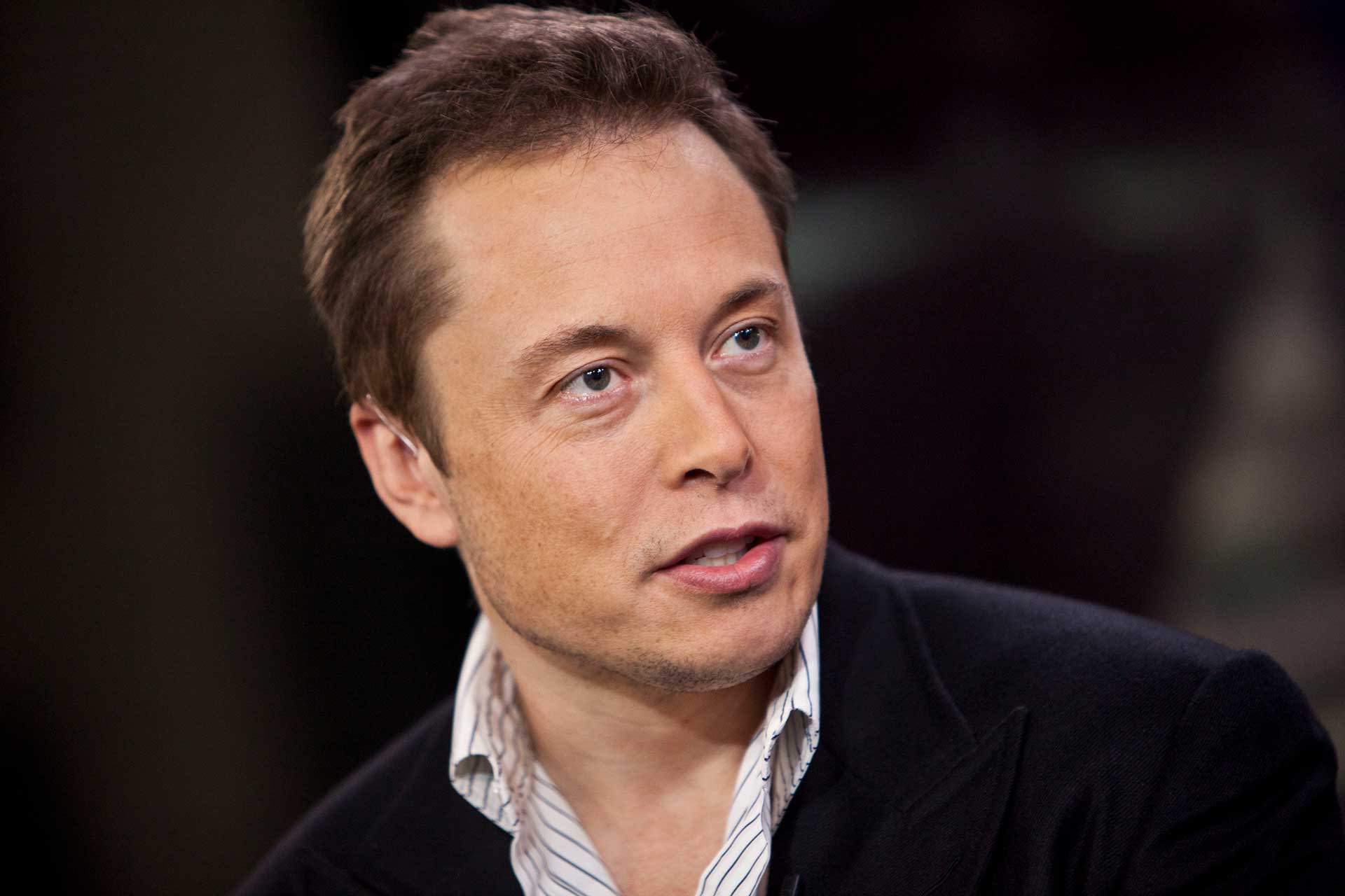 Elon Musk talks worshipping AI