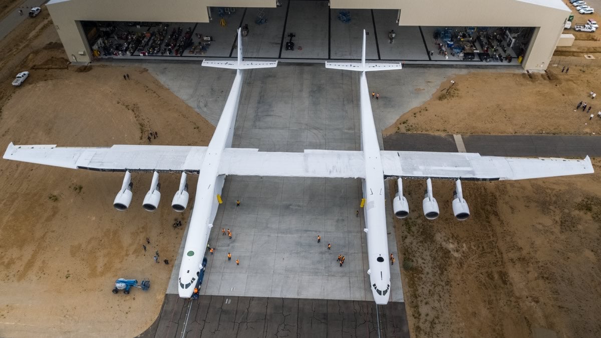 airplane space shuttle stratolaunch