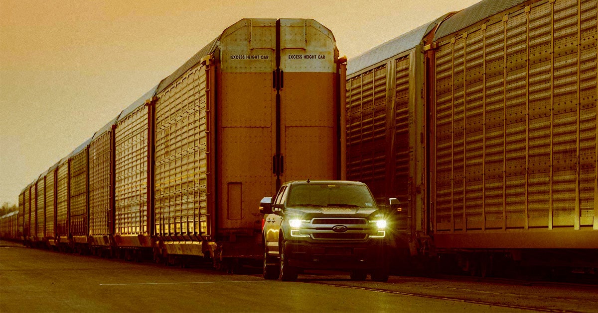 In an impressive feat of strength, an all-electric Ford F-150 pickup truck just pulled 1 million pounds of massive rail cars behind it for 1,000 feet.
