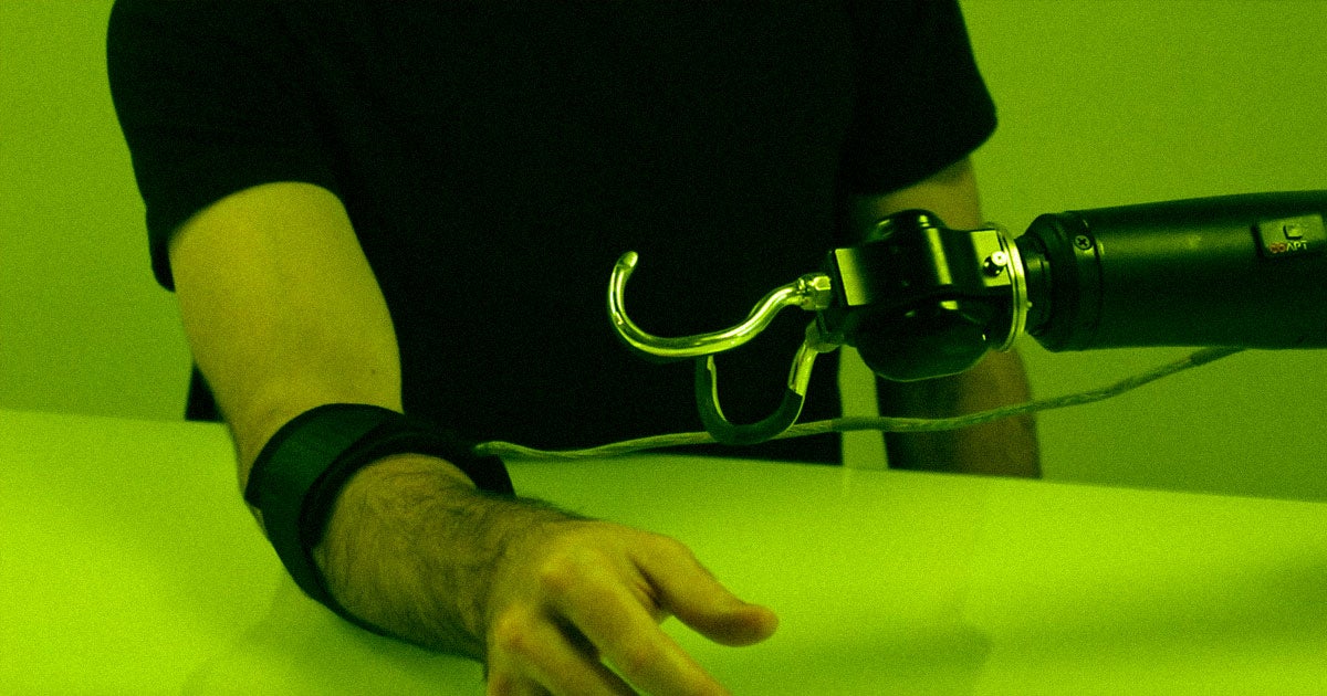 New artificial intelligence and virtual reality tools are making it easier for doctors and their patients to fit new prosthetic limbs.