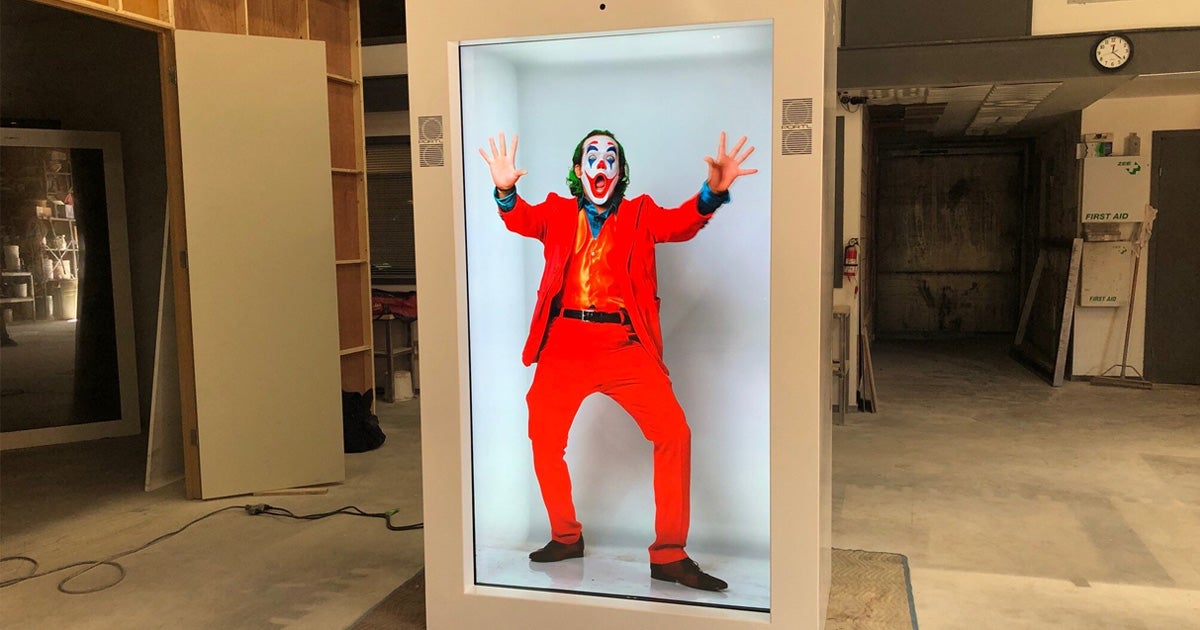The hologram strat up PORTL Hologram made a doorway-sized device that can transmit holograms as new, immersive form of video calls.