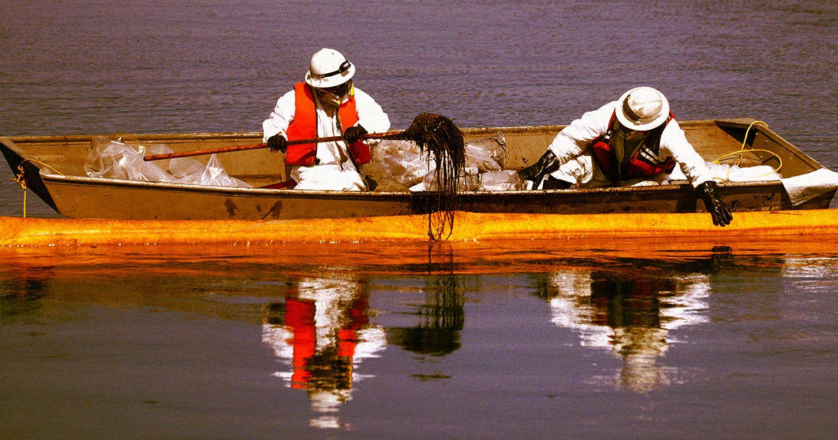 The operators of the oil pipeline that spilled 144,000 gallons of crude oil off the coast of California waited for three hours before shutting it down.