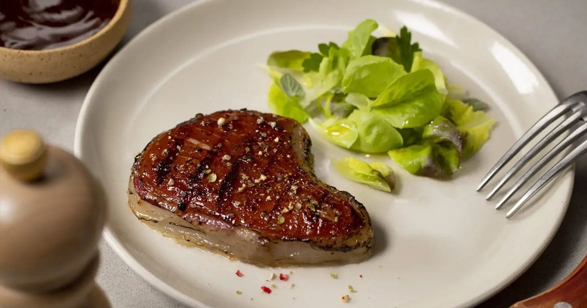 Israeli company MeaTech 3D has successfully bioprinted a 3.67 ounce steak that's composed out of layers of lab-grown fat and muscle cells.
