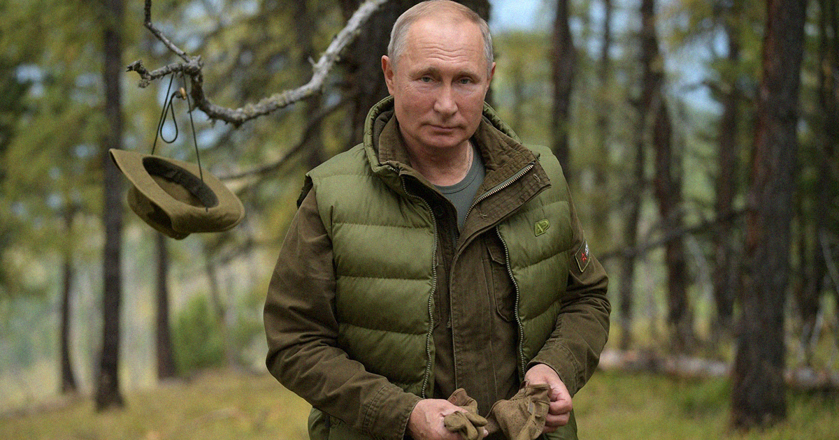 A new report finds Russian President Vladimir Putin keeps cancer doctors who work on thyroid diseases on call or with him at all times.