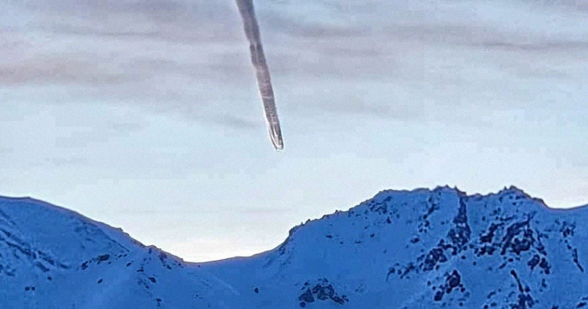A super weird worm-like cloud photographed in Alaska has locals scratching their heads.
