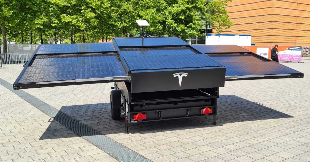 While we're not expecting to see it hitting store shelves soon, Tesla has shown off a solar range extending trailer during an exposition in Germany.