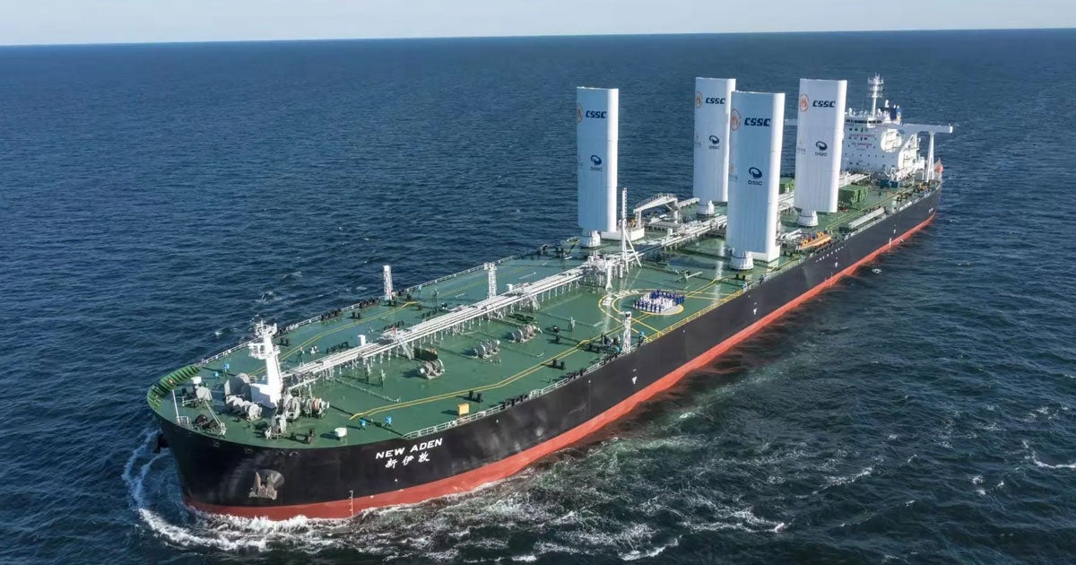 A new crude oil supertanker launched by the China Merchant Energy Shipping company (CMES) is making use of four large sails to reduce its fuel consumption.