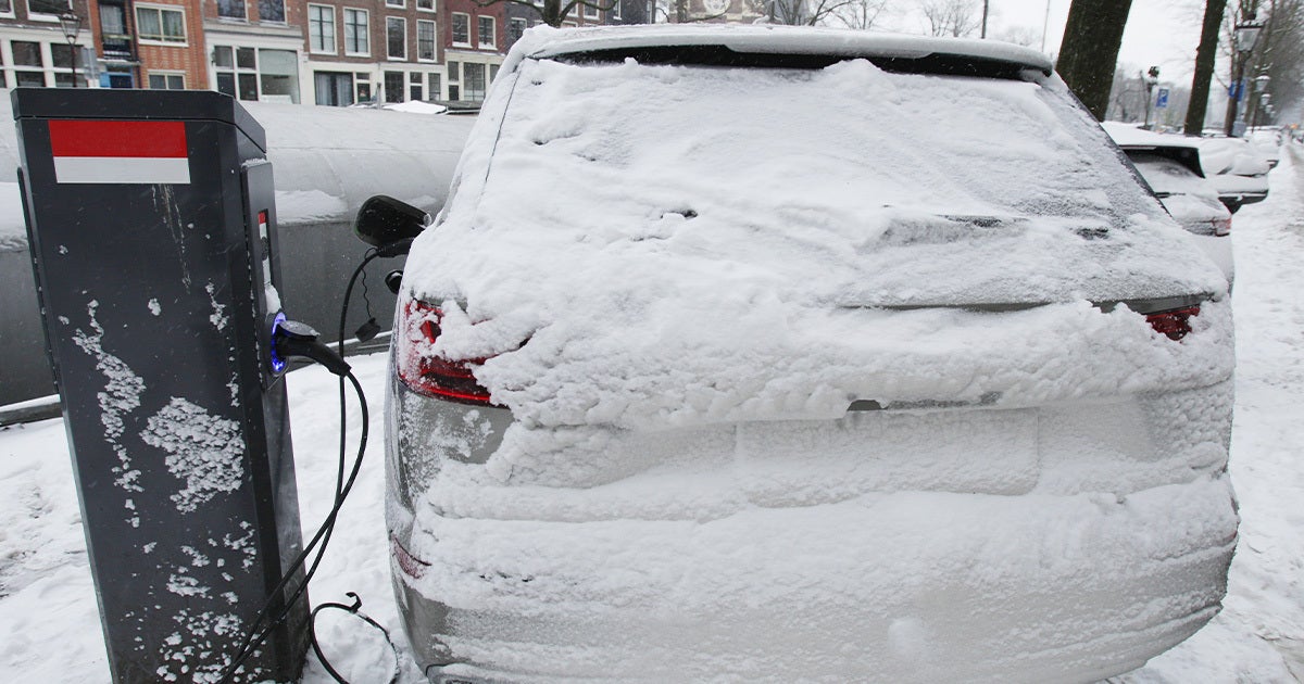 An Uber driver in Chicago has to charge his electric Chevy Bolt practically all day because of sub-zero temperatures.