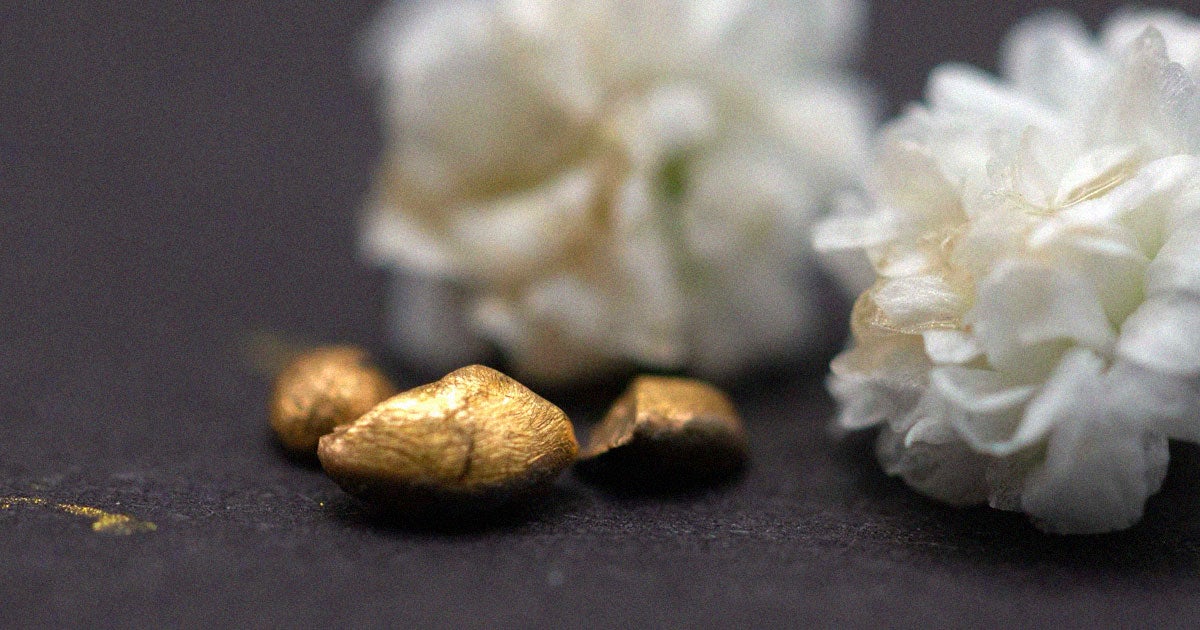 Researchers have devised a novel way to extract gold from electronic waste, a sustainable method that is based on a food industry byproduct.