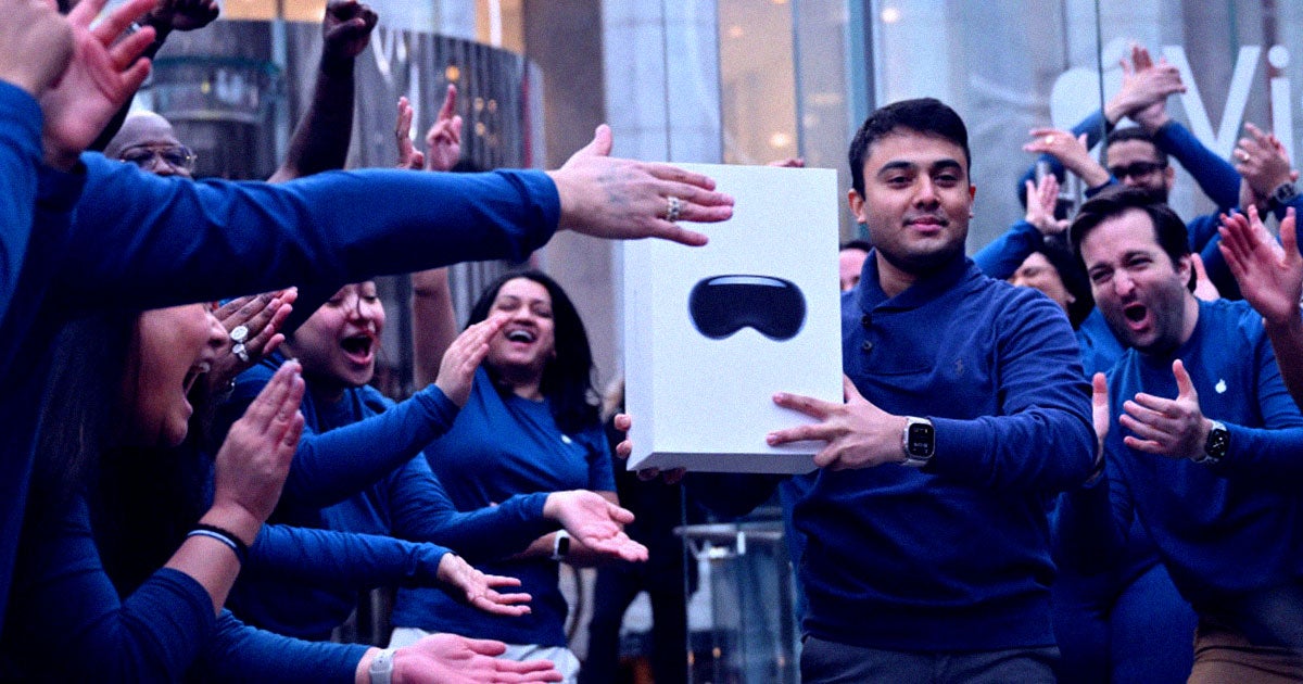 As Bloomberg's Mark Gurman reports, barely anybody is booking demos for the Apple Vision Pro. Almost nobody is buying the device.