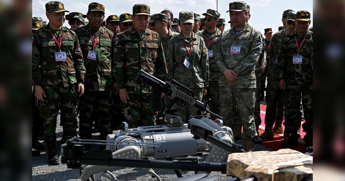 The Chinese military recently showed off numerous robot dogs outfitted with machine guns on their backs, as Agence France-Presse reports.